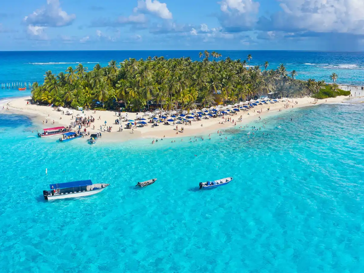 Aguas cristalinas de San Andrés isla, Colombia
