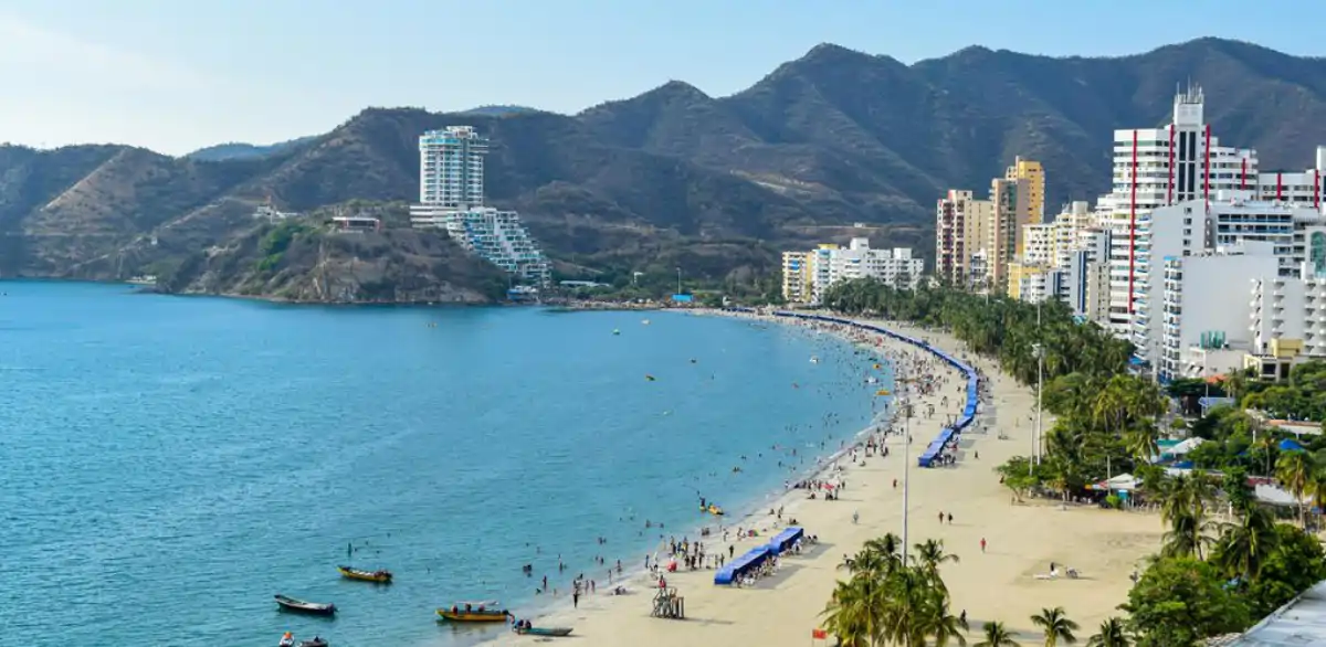 Playas de Santa Marta con la Sierra Nevada de fondo
