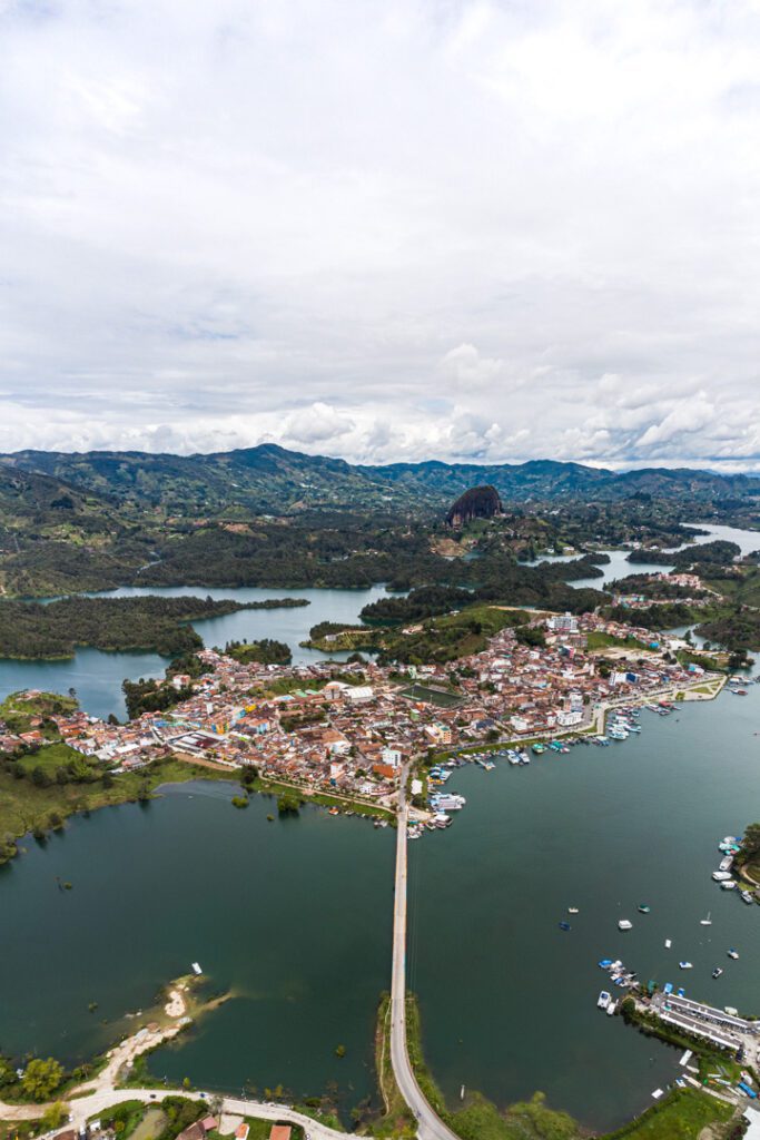 Guía Guatapé 2026: cómo llegar, qué hacer y precios desde Medellín