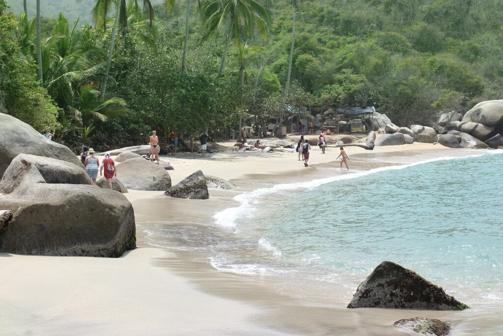 Guía Santa Marta y Parque Tayrona 2026: playas, precios y cómo llegar